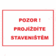 Zákazová bezpečnostní tabulka textová: "Pozor! Projíždíte staveništěm"
