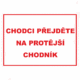 Zákazová bezpečnostní tabulka textová: "Chodci přejděte na protější chodník"