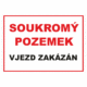 Zákazová bezpečnostní tabulka textová: "Soukromý pozemek / Vjezd zakázán"