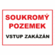 Zákazová bezpečnostní tabulka textová: "Soukromý pozemek / Vstup zakázán"